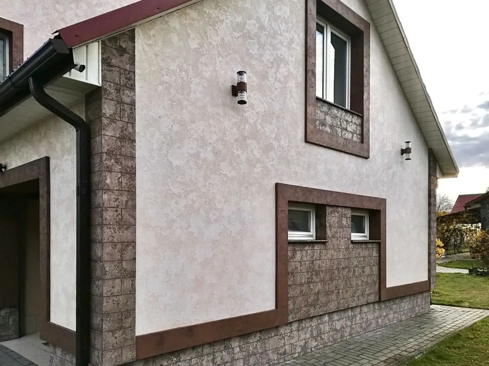 Штукатурный фасад частного дома с декоративной отделкой