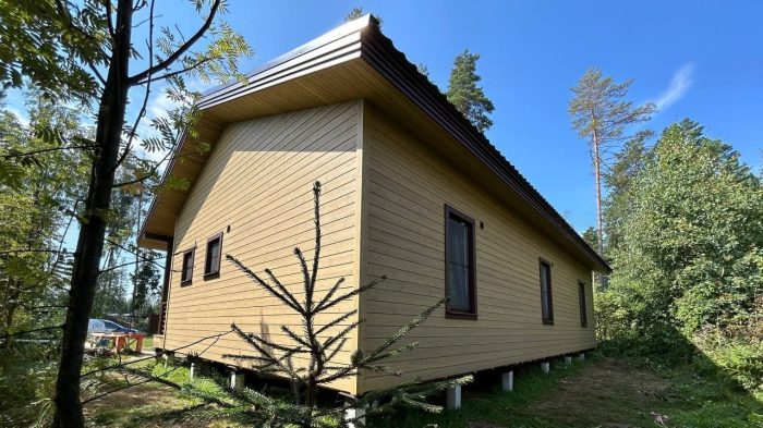 Фасад здания с большими окнами и современной отделкой, аккуратный внешний вид дома