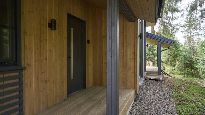Современный фасад дома с прямой крышей и двумя входами, готовый объект площадью 132 м²