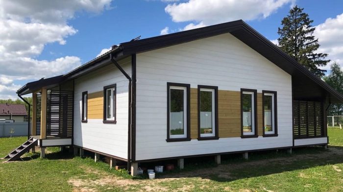 Уютная спальня с двуспальной кроватью и спокойной отделкой в светлых оттенках